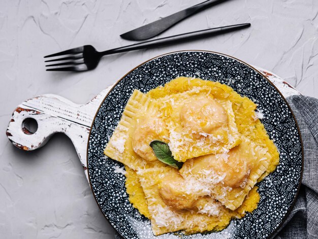 piatto di ravioli con vista dall alto di formaggio 711700 5496